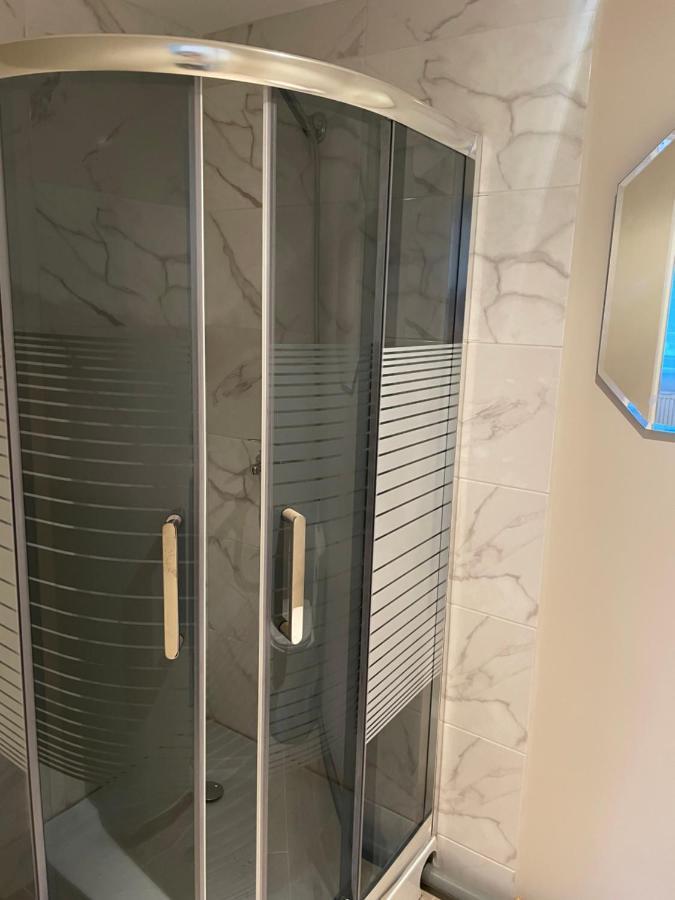 Kurbrauksim Windau Rooms 벤츠필스 외부 사진